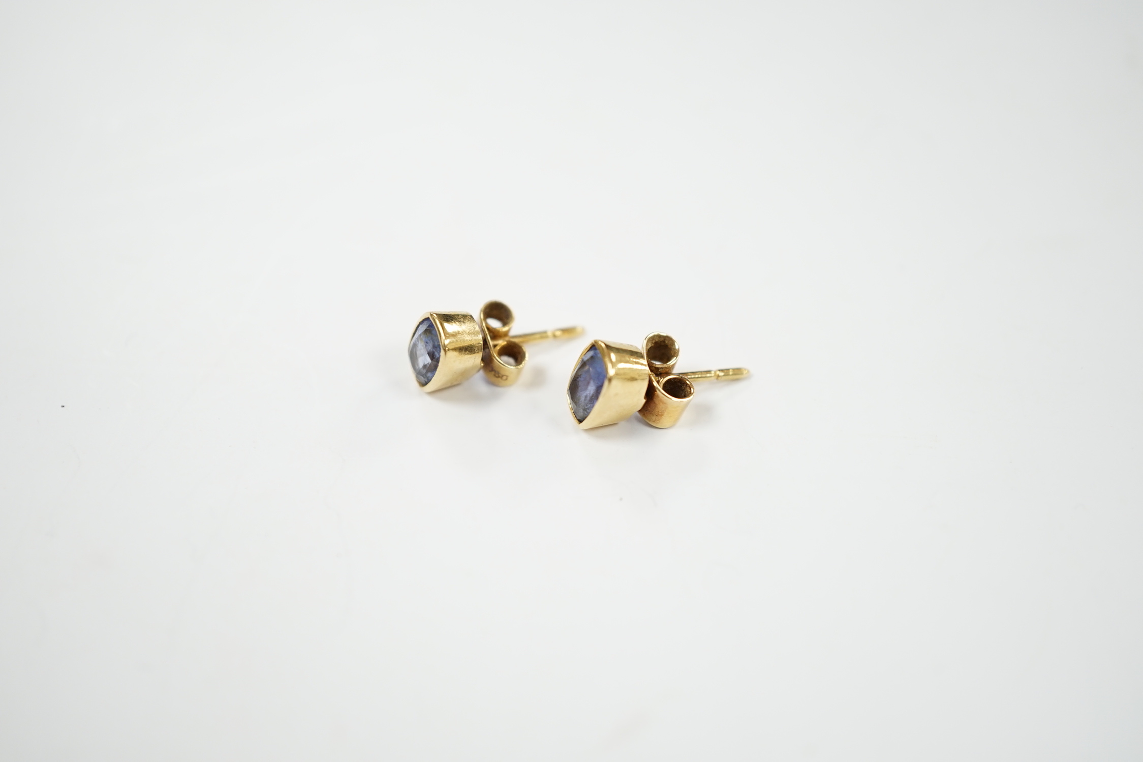 A pair of 750 yellow metal and single stone Ceylon sapphire set ear studs, 7mm, gross weight 2.9 grams.